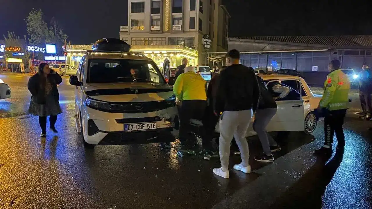 Serik Otogar Kavşağı’nda İki Araç Birbirine Girdi! 3 Yaralı 3